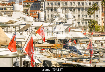 CANNES, Frankreich - April 2019: superyachten bis in den Hafen von Cannes gebunden. Stockfoto