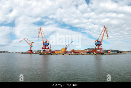 Göteborg, Sweden-April 16, 2019: Panorama auf den Hafen von Göteborg in der Nähe der Wasser mit seinem großen Kräne Stockfoto