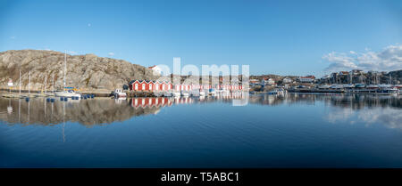 Göteborg, Sweden-April 16, 2019: Panorama der sandvik Gast Hafen auf styrso Insel in den Schären von Göteborg, mit Booten und Infrarotkabine visibl Stockfoto