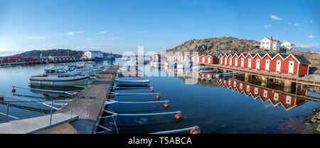 Göteborg, Sweden-April 16, 2019: Panorama der sandvik Gast Hafen auf styrso Insel in den Schären von Göteborg, mit Booten und Infrarotkabine visibl Stockfoto