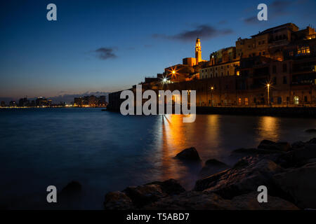 Blick in den Hafen von Jaffa während einer farbenfrohen Sonnenaufgang. In Tel Aviv-Jaffa, Israel genommen. Stockfoto