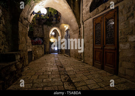Nacht in der Gasse Möglichkeiten am historischen Alten Hafen von Jaffa. In Tel Aviv, Israel. Stockfoto