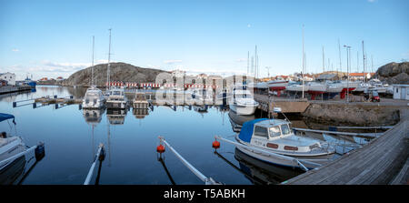 Göteborg, Sweden-April 16, 2019: Panorama der sandvik Gast Hafen auf styrso Insel in den Schären von Göteborg, mit Booten und Infrarotkabine visibl Stockfoto