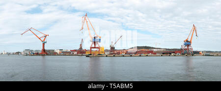 Göteborg, Sweden-April 16, 2019: Panorama auf den Hafen von Göteborg in der Nähe der Wasser mit seinem großen Kräne Stockfoto