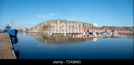 Göteborg, Sweden-April 16, 2019: Panorama der sandvik Gast Hafen auf styrso Insel in den Schären von Göteborg, mit Booten und Infrarotkabine visibl Stockfoto