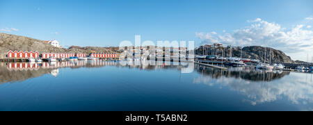 Göteborg, Sweden-April 16, 2019: Panorama der sandvik Gast Hafen auf styrso Insel in den Schären von Göteborg, mit Booten und Infrarotkabine visibl Stockfoto