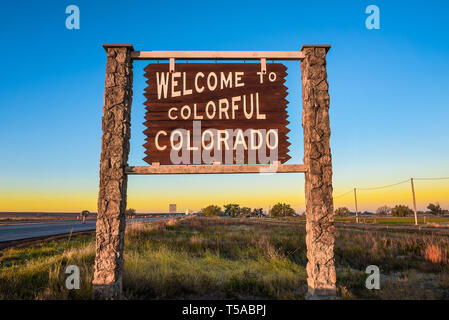 Bunte Colorado Straßenschild auf der Interstate I-76 Willkommen Stockfoto