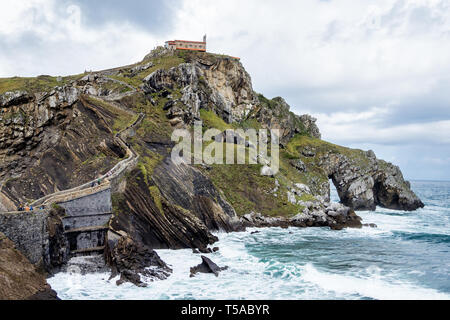 Bermeo, Baskenland, Spanien: Kloster von San Juan de Gaztelugatxe auf einer kleinen Insel an der Küste der Biskaya mit dem Festland durch einen künstlichen Brücke verbunden Stockfoto