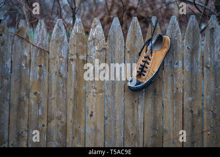 Alten, stinkenden getragen classic Sneaker auf Stadt Straße verloren Stockfoto