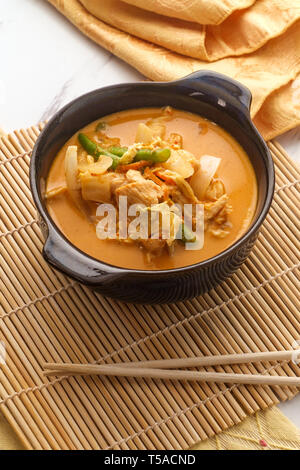 Thai Food würzige Suppe mit Kokosmilch Panang Curry mit Hühnchen Bohnen und Zwiebeln Napa cabbage Stockfoto