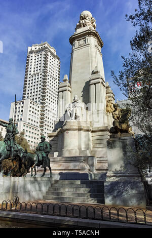 MADRID, Spanien - 23. JANUAR 2018: Denkmal an Cervantes und Don Quijote und Sancho Panza in Spanien Square im Stadtzentrum von Madrid, Spanien Stockfoto