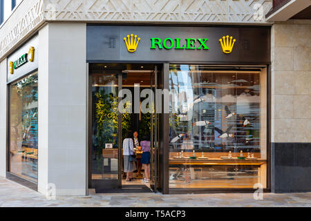 HONOLULU HAWAII USA - April 2, 2019: eine Rolex Watch Store auf dem Waikiki Beach Strip. Rolex SA ist eine Schweizer Uhrenmanufaktur. Stockfoto