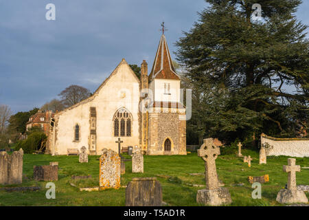 12. Jahrhundert der hl. Maria, die weniger Kirche und auf dem Friedhof in der Ortschaft Chilbolton, Hampshire, England, Großbritannien Stockfoto