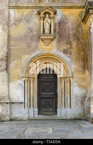 Seite Eingangstür zum 19. Jahrhundert St. Maria und St. Nikolaus Pfarrkirche in Wilton, Wiltshire, England, Großbritannien Stockfoto