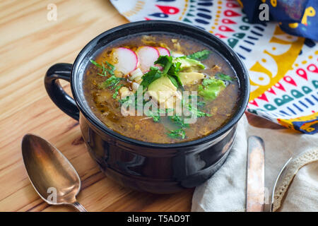 Authentische Mexikanische pozole Suppe mit Avocado cilantro und Radieschen garnieren Stockfoto