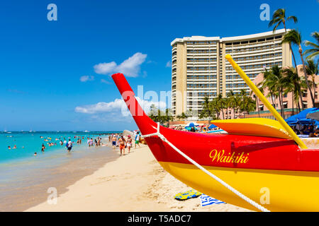 Outrigger Kanu am Strand von Waikiki Honolulu Hawaii USA an einem sonnigen Tag Stockfoto