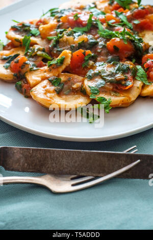 Käse Ravioli mit Huhn in eine Italienische Tomatensauce marinara Sauce Stockfoto