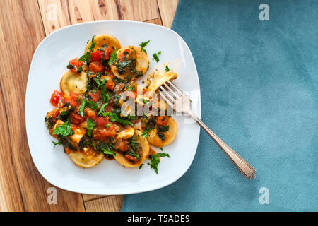 Käse Ravioli mit Huhn in eine Italienische Tomatensauce marinara Sauce Stockfoto