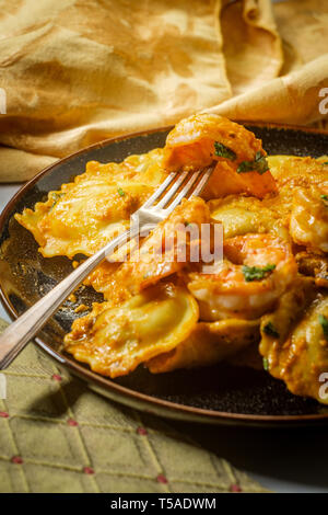 Italienische Garnelen und Pilze mit Ravioli in Rosa cremige Wodka Sauce Stockfoto