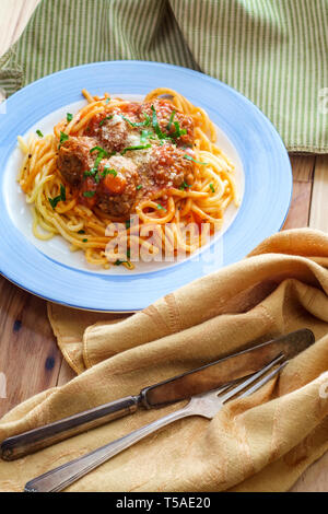 Hausgemachte italienische Spaghetti und Frikadellen mit Parmesan und Petersilie geschnitten Stockfoto