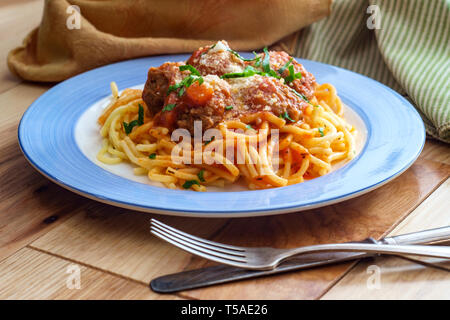 Hausgemachte italienische Spaghetti und Frikadellen mit Parmesan und Petersilie geschnitten Stockfoto