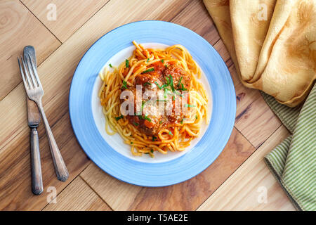 Hausgemachte italienische Spaghetti und Frikadellen mit Parmesan und Petersilie geschnitten Stockfoto