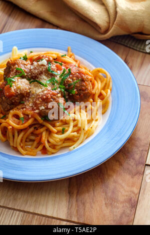 Hausgemachte italienische Spaghetti und Frikadellen mit Parmesan und Petersilie geschnitten Stockfoto