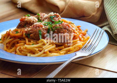 Hausgemachte italienische Spaghetti und Frikadellen mit Parmesan und Petersilie geschnitten Stockfoto