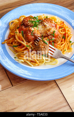 Hausgemachte italienische Spaghetti und Frikadellen mit Parmesan und Petersilie geschnitten Stockfoto