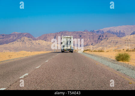 Kalium Lkw auf aHighway 65 im Gefilde von Jordanien Stockfoto
