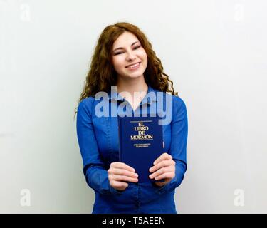 Cherkassy, Ukraine - 29. April 2018. Happy girl hält Spanisch Buch Mormon und war auf einer Mission, von der Kirche Jesu Christi der Heiligen der Letzten Tage genannt Stockfoto