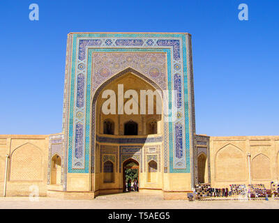 Buchara, Usbekistan - August 10, 2018: kalyan Moschee Innenhof der Mir-i Arab Madrasah und der Großen Minarett in Buchara Stockfoto