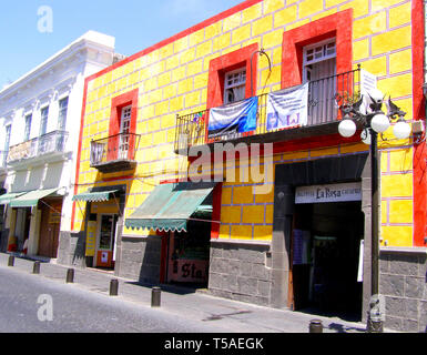 MERIDA, Mexiko vom 11. März 2016: Street Scene mit bunten traditionellen alten Häuser auf Straße in Merida auf heißen, sonnigen Tag. Big Kolonialstadt in Yucatan, Stockfoto