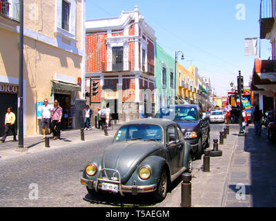 MERIDA, Mexiko vom 11. März 2016: Street Scene mit bunten traditionellen alte Häuser und alte Autos auf der Straße in Merida auf heißen, sonnigen Tag. Großen kolonialen Cit Stockfoto