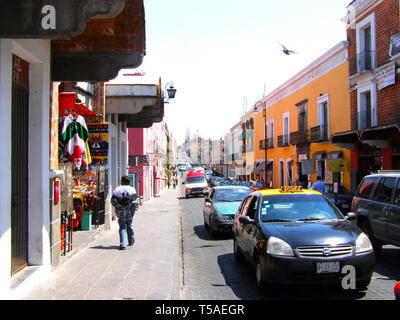 MERIDA, Mexiko vom 11. März 2016: Street Scene mit bunten traditionellen alte Häuser und alte Autos auf der Straße in Merida auf heißen, sonnigen Tag. Großen kolonialen Cit Stockfoto