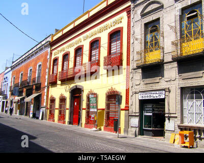 MERIDA, Mexiko vom 11. März 2016: Street Scene mit bunten traditionellen alten Häuser anr alte Autos auf der Straße in Merida auf heißen, sonnigen Tag. Großen kolonialen Cit Stockfoto