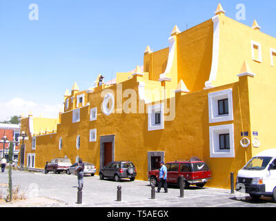 MERIDA, Mexiko vom 11. März 2016: Street Scene mit bunten traditionellen alte Häuser und alte Autos auf der Straße in Merida auf heißen, sonnigen Tag. Großen kolonialen Cit Stockfoto