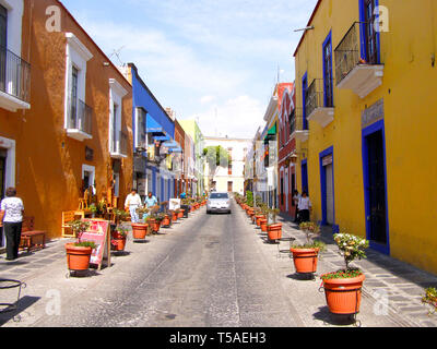 MERIDA, Mexiko vom 11. März 2016: Street Scene mit bunten traditionellen alte Häuser und alte Autos auf der Straße in Merida auf heißen, sonnigen Tag. Großen kolonialen Cit Stockfoto