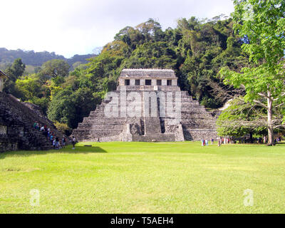 CHICHEN ITZA, MEXIKO - 11. März 2016: Touristen, die in Chichen Itza, einem der neuen 7 Weltwunder in Chichen Itza, Mexiko Stockfoto