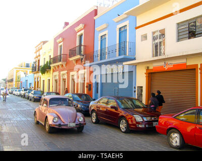 MERIDA, Mexiko vom 11. März 2016: Street Scene mit bunten traditionellen alte Häuser und alte Autos auf der Straße in Merida auf heißen, sonnigen Tag. Großen kolonialen Cit Stockfoto