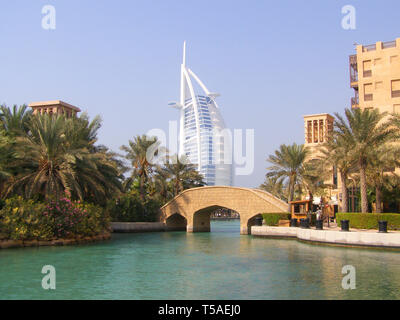 DUBAI, VAE - 28. SEPTEMBER 2011: Der weltweit luxuriösesten Hotel, das Burj Al Arab in Dubai Stockfoto