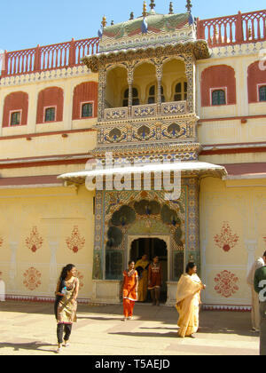 JAIPUR, INDIEN - DEZ-17, 2015 :: Indische Menschen in traditionellen Kleid Spaziergang in Amber Palace, einem der berühmten Touristenattraktion in Jaipur, Stockfoto