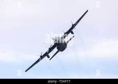 Louisville, Kentucky, USA - 13. April 2019: Donner über Louisville, Royal Canadian Air Force CH-130 eine Fliege über den Ohio River. Stockfoto