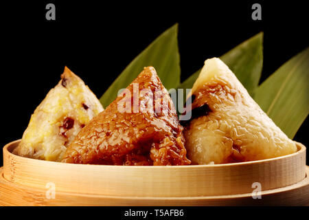 Klebreis umhüllt in Bambus Blätter Stockfoto