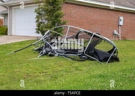 Trampolin zerfleischten und beschädigte aus Wind bei Sturm und Unwetter Stockfoto