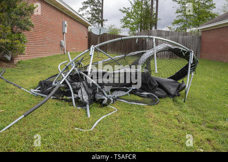 Trampolin zerfleischten und beschädigte aus Wind bei Sturm und Unwetter Stockfoto