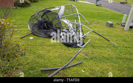 Trampolin zerfleischten und beschädigte aus Wind bei Sturm und Unwetter Stockfoto