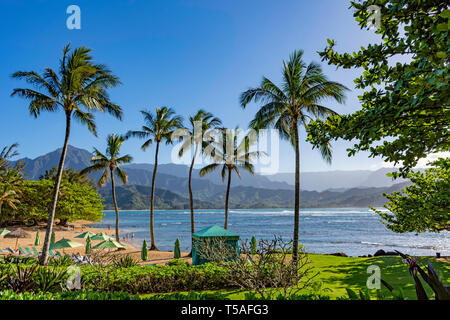 Strand in einem Resort in Hanalei Bay und der Na Pali Küste Princeville Kauai Hawaii USA in der späten Nachmittagssonne Stockfoto