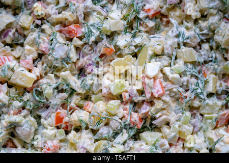 Gesunde hausgemachte russische traditionelle Salat Olivier bereit zu essen, Nahaufnahme, Ansicht von oben Stockfoto