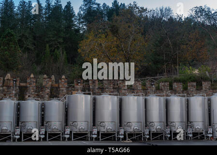 Dezember -06-2016, Edelstahl Wein Tank im Napa Valley Weingut Castello di Amorosa. Die Tanks zusammen mit der Burg sind offen für Besucher tour Eine Stockfoto